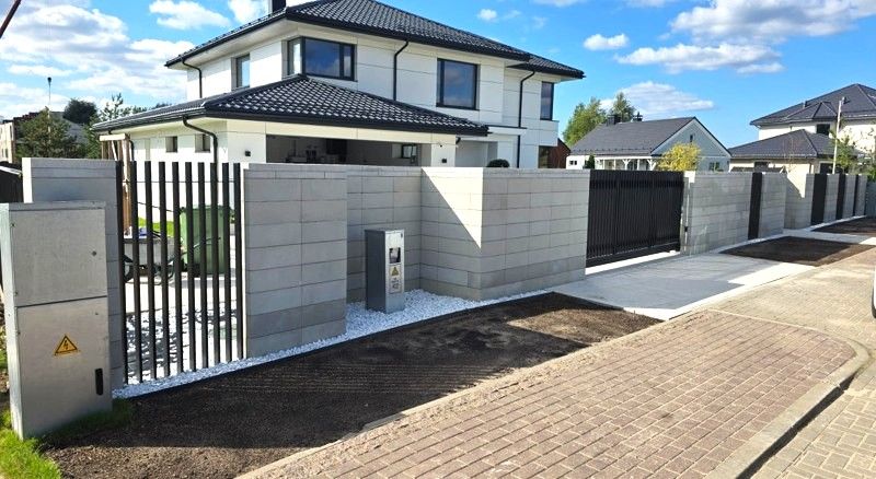 Monterat betongstaket